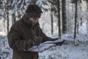 Un gestionnaire forestier prend des notes sur une placette